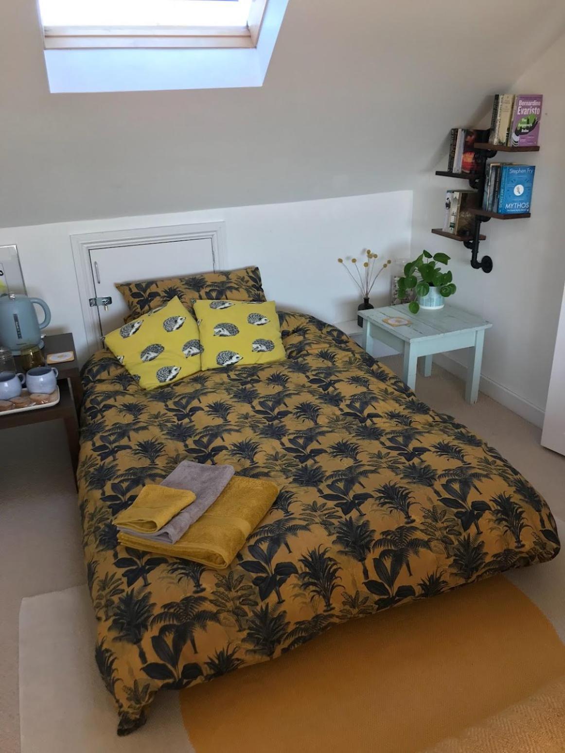 Large Light Loft Room - En Suite Hove Buitenkant foto