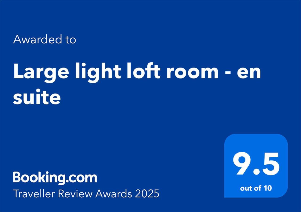 Large Light Loft Room - En Suite Hove Buitenkant foto